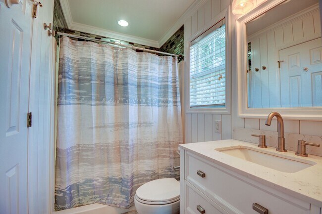Building Photo - Oceanfront- Pet Friendly- Fully Furnished-...