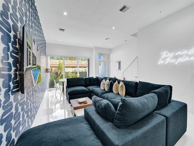 Building Photo - 1224 NE 15th Ave