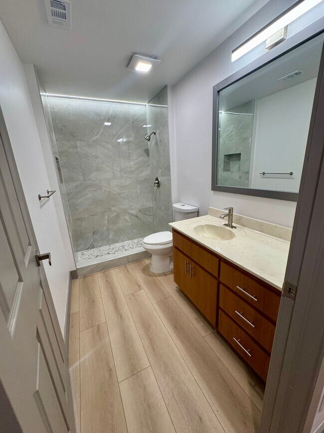 Building Photo - 2bd 2bath newly remodeled townhouse - Avai...
