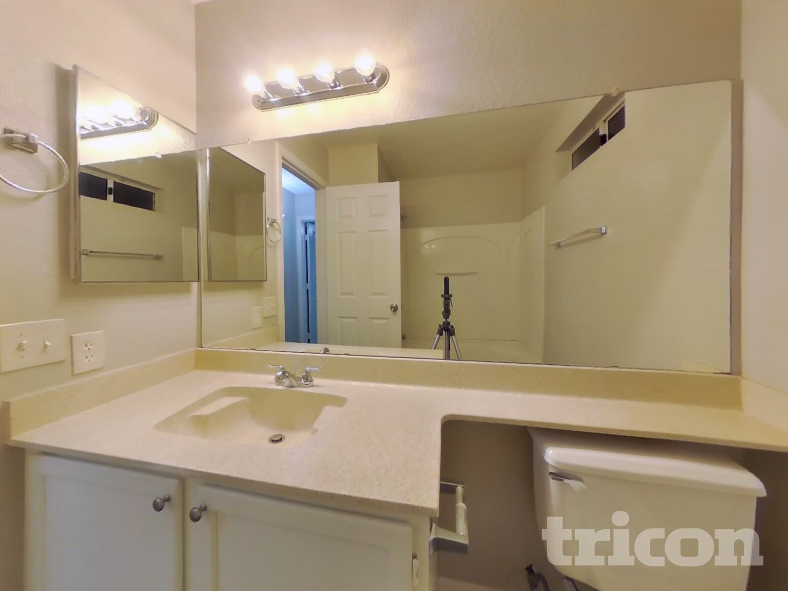 Building Photo - 8621 W Willow Ave