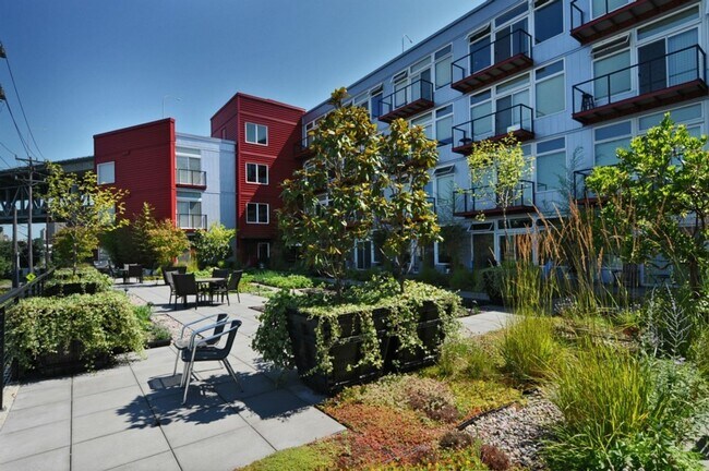 Building Photo - Metropolitan Living at its best!