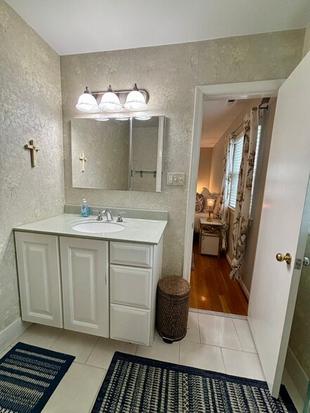 Ensuite Bathroom - 1101 Swissvale Pl
