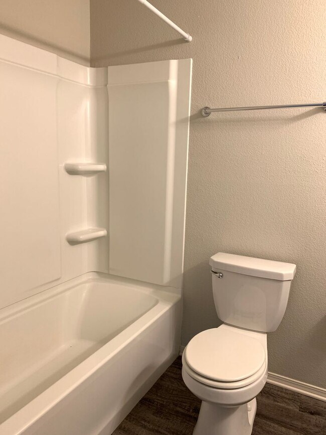 Building Photo - 3 bed 2 bath-Valley View-2 Car Garage