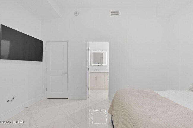 Building Photo - 200 Ocean Crest Dr