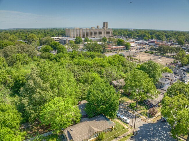 Building Photo - Updated 3 bed/1 bath - walk to Crosstown Concourse