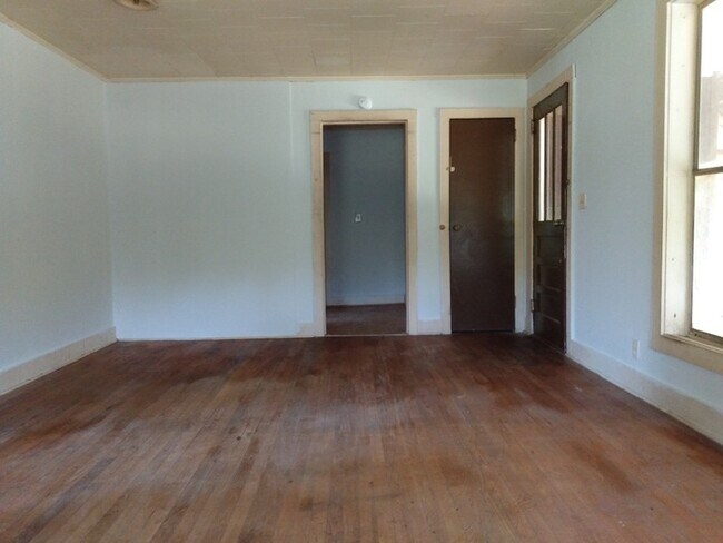 Building Photo - 2 Bedroom 1 Bathroom