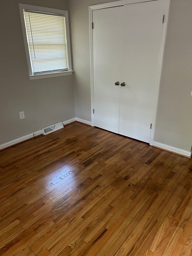 Building Photo - 3 bedroom, one bath house for rent