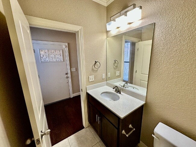 Building Photo - 6613 W Valley View Rd