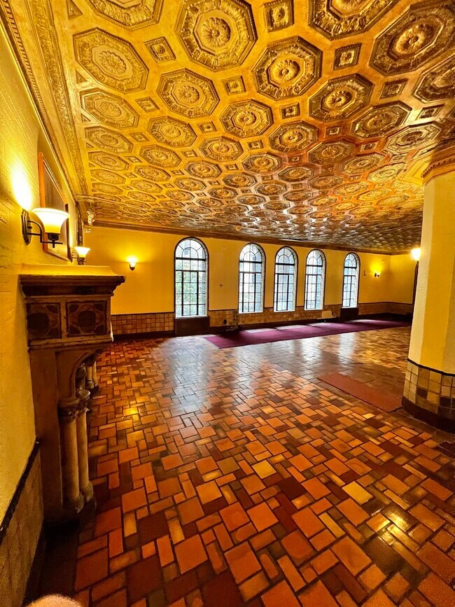 Building Photo - 131 Kensington Ave