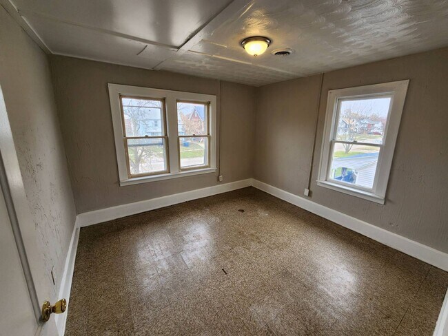 Building Photo - Charming 4-Bedroom Property in Prime Location (SECTION 8 VOUCHERS ACCEPTED)