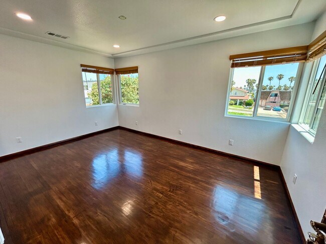 Building Photo - Charming 2 Bed / 2 Bath Coastal Retreat with Ocean Views in Ocean Beach