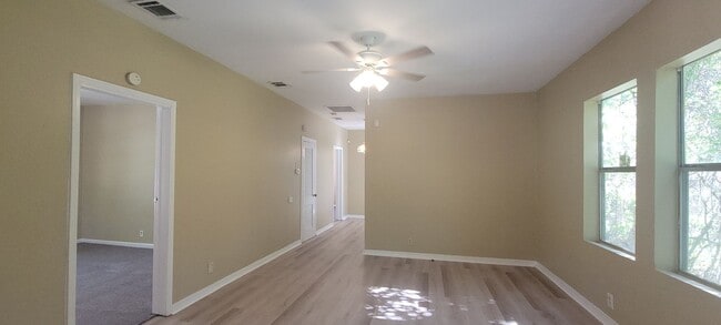 Building Photo - Gorgeous 2 bedroom/1bath with historic fea...