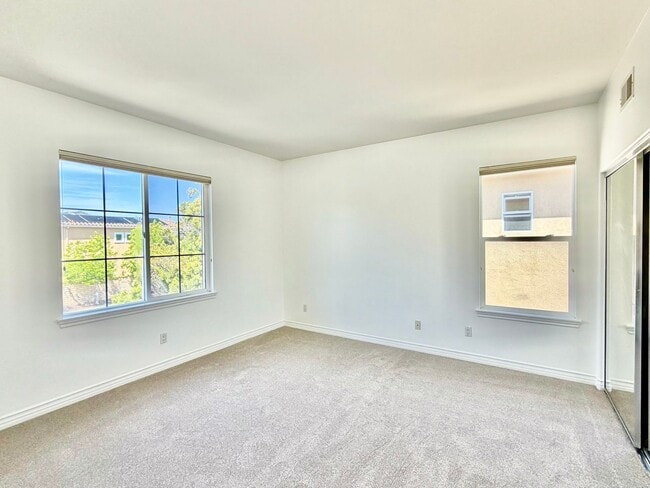 Building Photo - Elegant 5 Bedroom Home With Sweeping Staircase and Tons of Space!