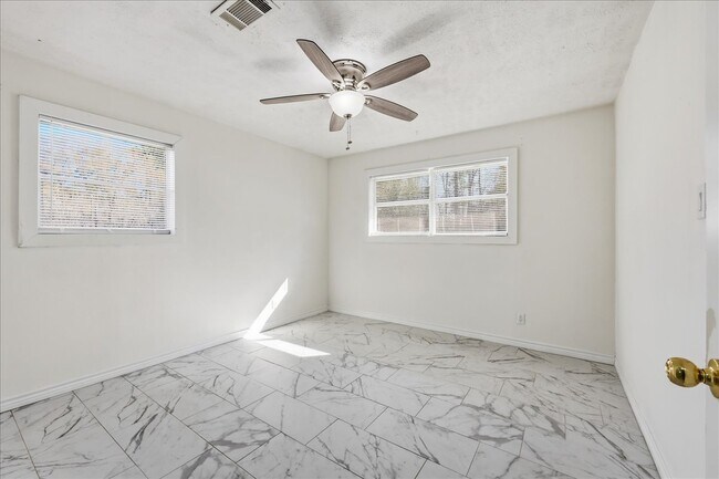 Building Photo - 165 Loving Dr