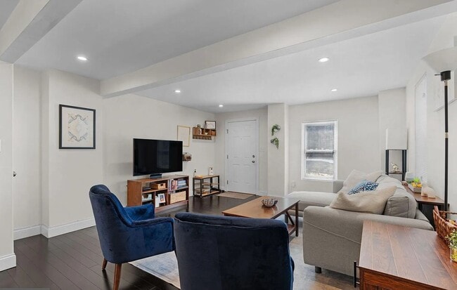 Building Photo - Beautiful 2 Bedroom Home on Verbeke St