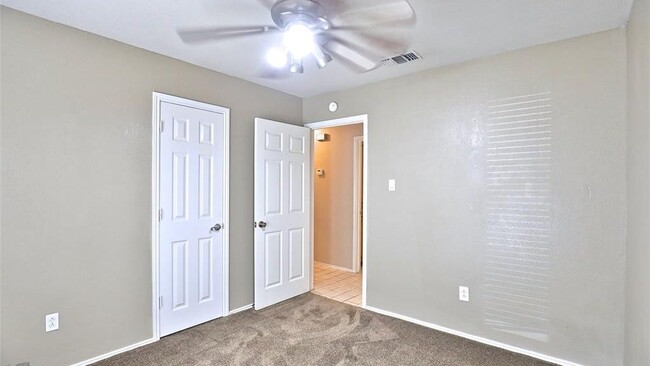Building Photo - 5273 Sherbrooke Ln