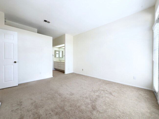 Building Photo - Upper Level Condo in Gated Community