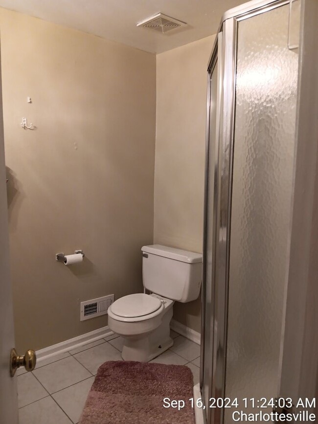 Building Photo - 2027-2028 Heart of the UVA Area 5 Bdrm / 2 Bath PARKING INCLUDED
