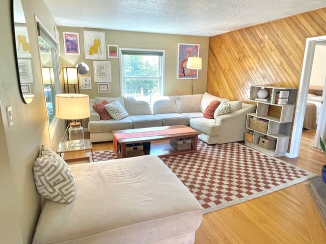 Building Photo - Charming Montavilla bungalow, 3 bed, 2 bat...