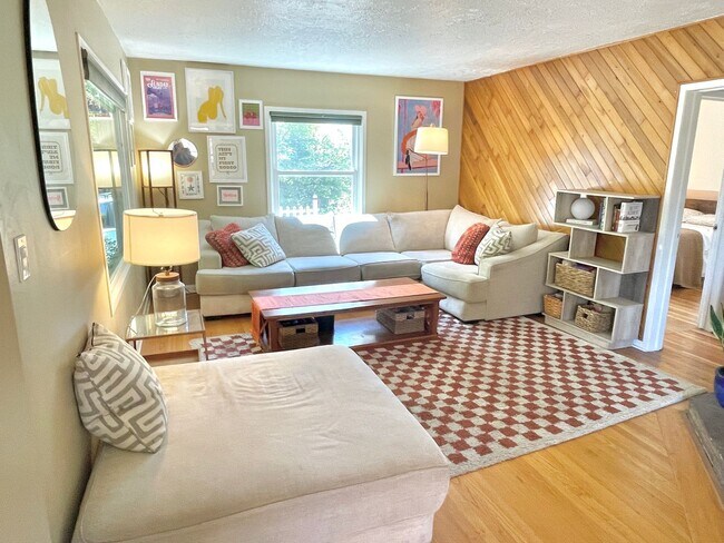 Building Photo - Charming Montavilla bungalow, 3 bed, 2 bath with fully fenced backyard