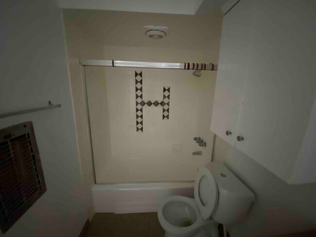 bathroom - 1640 N Hobart Blvd