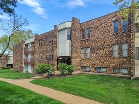 Building Photo - 2214 Country Club Dr