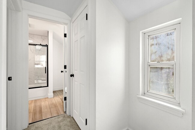 Building Photo - Newly Renovated 3 Bed/2.5 Bath Home - Cent...