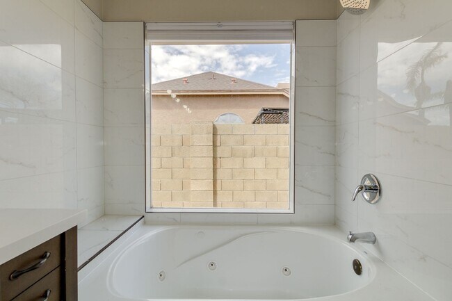 Building Photo - 4314 E Juanita Ave