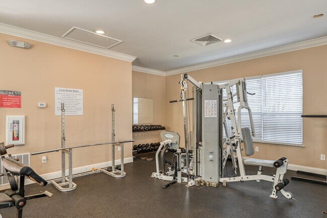 Building Photo - 625 Fairway Dr
