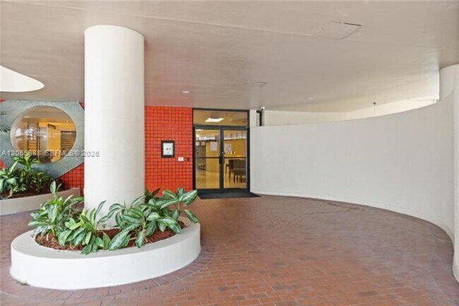 Building Photo - 1621 Collins Ave