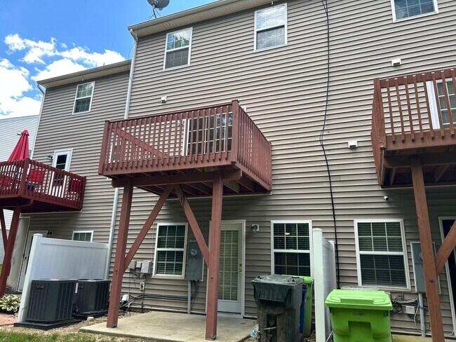 Building Photo - 4 Bedroom | 3.5 Bedroom Raleigh Townhome