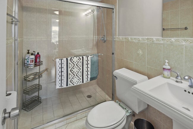 Building Photo - 2936 Lake Shore Dr