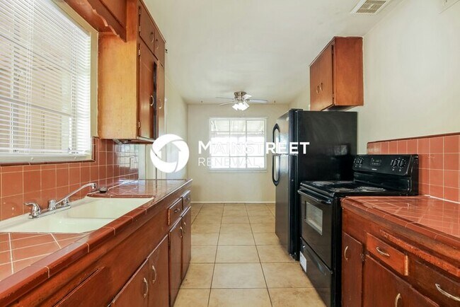 Building Photo - 3 Bedroom Pet-Friendly Home in Glendale, A...