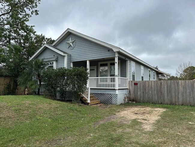 Building Photo - Charming and spacious home for rent in Lee...