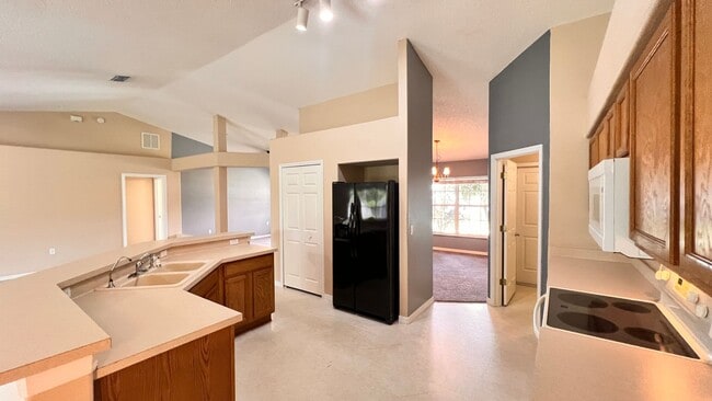 Building Photo - Huge!! 3 bedroom 2 bath in Deltona Lakes. ...