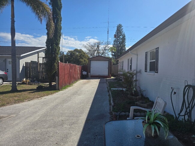 Building Photo - 2 bed, 2 bath duplex in New Port Richey