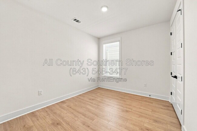 Building Photo - 3084 Claredon St