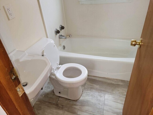 Building Photo - 118 W Foulkes St