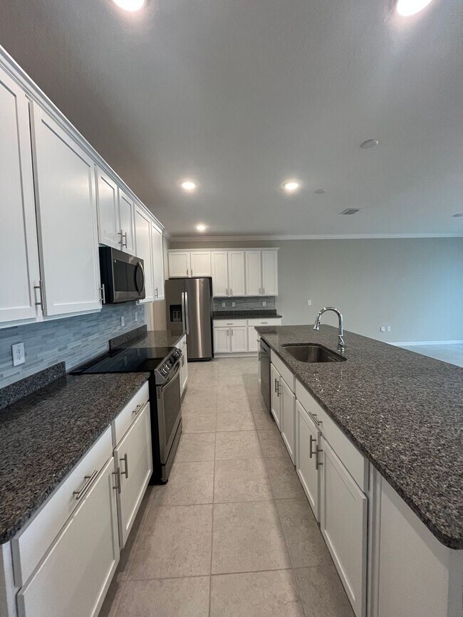 Building Photo - Like-New Lakefront Home in Sawmill Creek