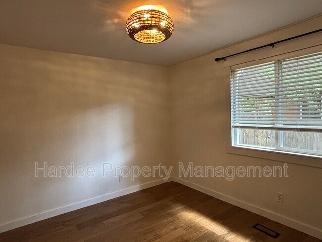 Building Photo - 3511 N Barberry Dr