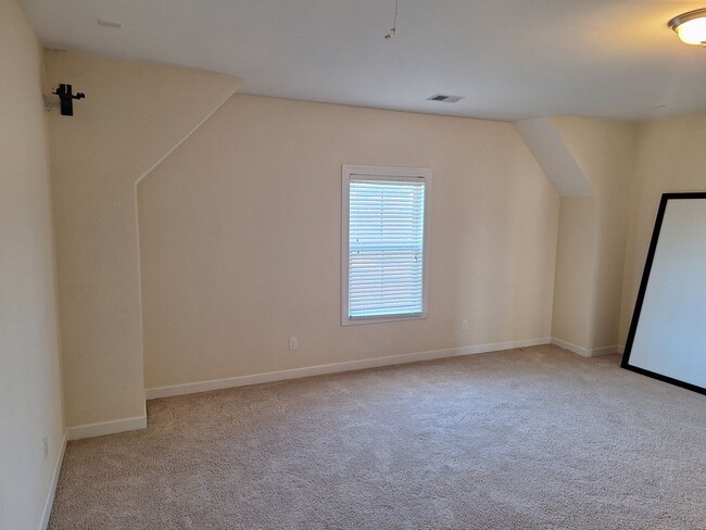 Building Photo - MARCH MOVE IN SPECIAL - $300 off FIRST FUL...