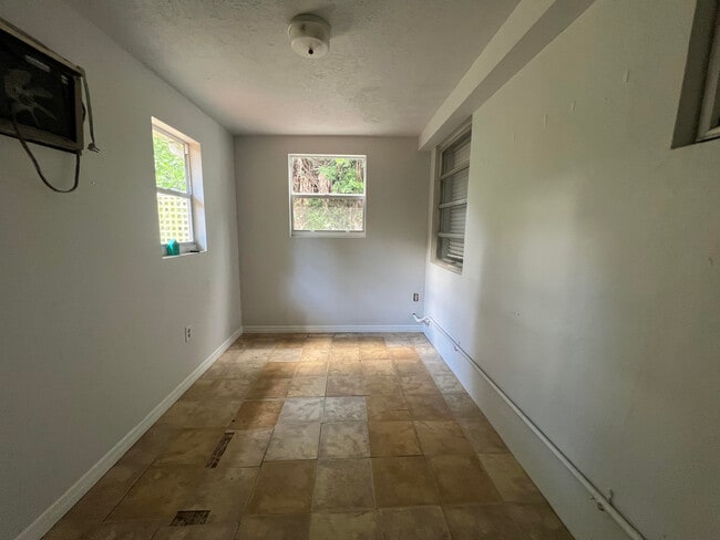 Building Photo - 611 SE Flamingo Ave