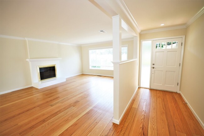 Building Photo - Beautifully Remodeled 3 Bed/2 Bath House i...