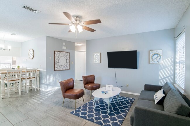 Building Photo - 2 Bed/1 Bath Condo with In-Ground Pool