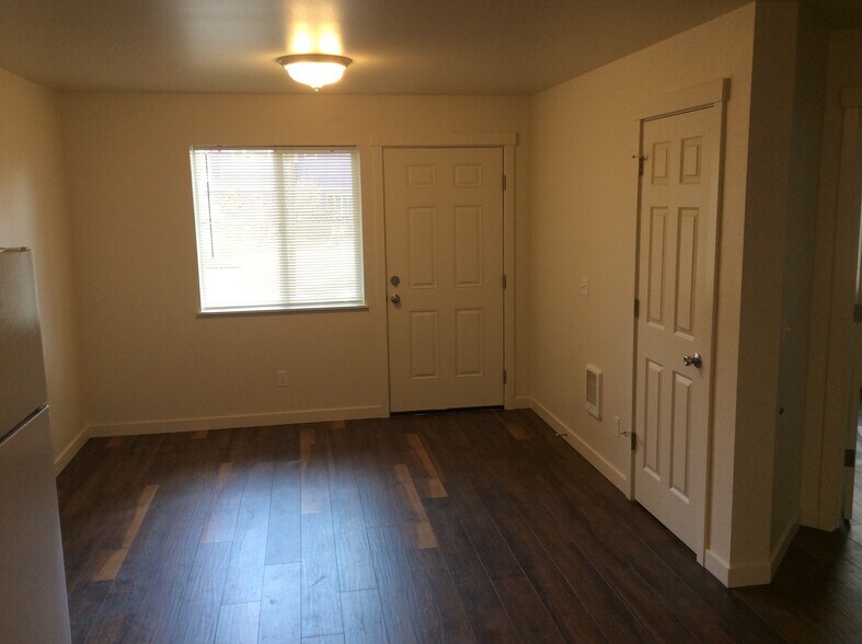 Building Photo - 909 W 4th Ave