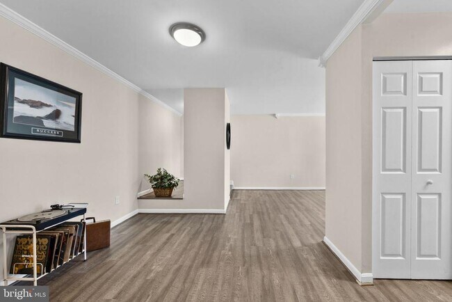 Building Photo - 11240 Chestnut Grove Square