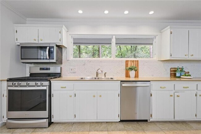 Building Photo - 2800 Mornington Dr NW