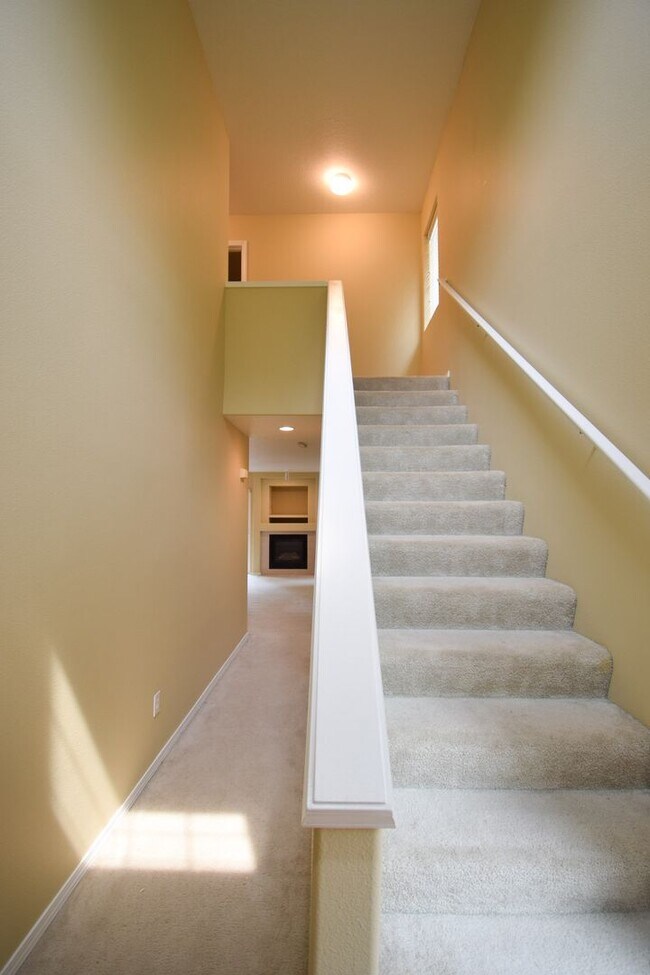 Building Photo - NEW LOWERED RENT!  Wow! Beautiful 4 Bedroo...