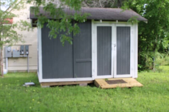 Building Photo - 3 Bedrom 2 bath with a 1 car garage