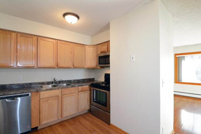 Building Photo - 2105 Hillview Rd